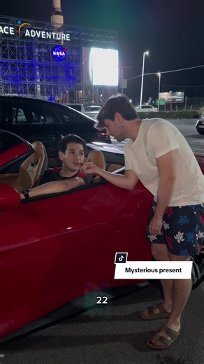 Ele comprou uma Ferrari aos 22 anos de idade, já viram alguém assim antes? 😱 @André Victor #omatheusgui #presentemisterioso #ferrari