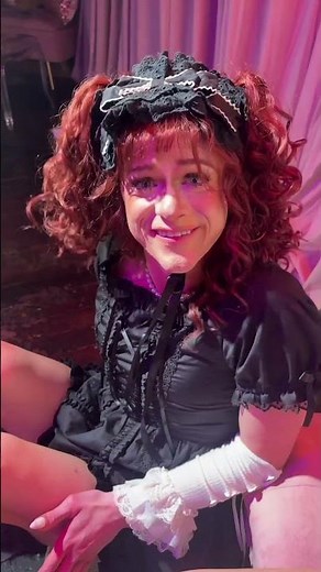 Dominatrix Mx Tomie likes to put makeup on her submissive 💄