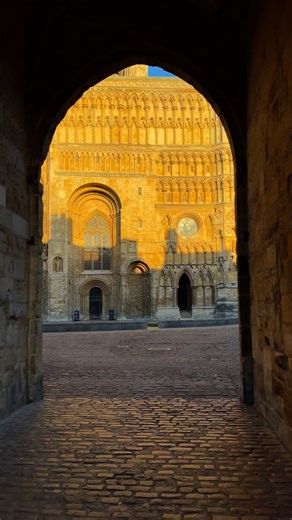 When golden hour transports you to another world entirely ✨ The majestic Lincoln Cathedral bathed in golden hues on my evening stroll yesterday. Too beautiful not to share again as a reel! Construction of the cathedral began in 1072, commissioned by William the Conqueror and is a masterpiece of early Medieval and early English Gothic architecture. #history #lincoln #lincolncathedral #medieval #architechture #stonework | Roman Found