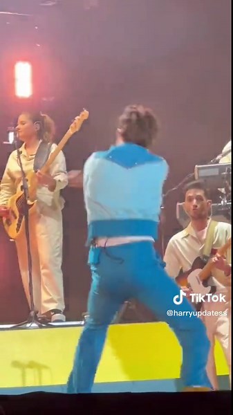 Harry's Hilarious Stage Fall 😂