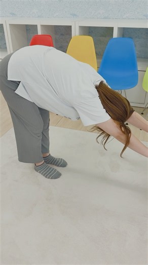 Stretches to Improve Swayback ⑤ Stretch Your Sides and Back Using a Chair #shorts #HashimotoOrtho...