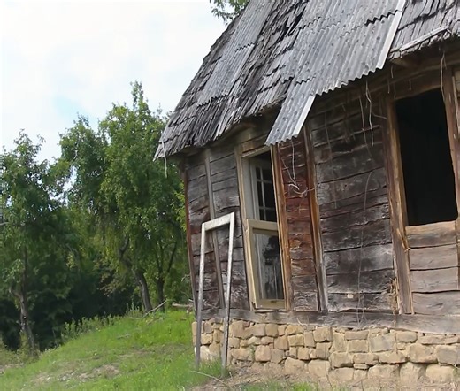 The construction of the dugout in the field is still ongoing. | Alone with nature
