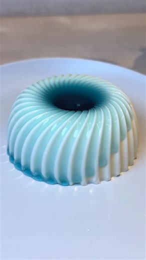 フードストーリー on Instagram: "青い線描く幻想的なドレスパンナコッタ🦋 ☑︎cafe maruセット¥1500 赤、青、黄色の3種類のソースから選べるパンナコッタ🩵 今回はバタフライピーソースを注文したよ！ ドレスのようなプリンの中央からソースをかけると線を描きながら溢れる光景がめっちゃおしゃれ🥰 ぷるぷるでちょうどいい甘さのパンナコッタとすっきりした味わいのバタフライピーがマッチしてました😍 📍cafe MARU 🛰愛知県名古屋市西区那古野２丁目１９−２３ ZERO-NEXT1 F 😴不定休 ⏰（土〜木）11:00〜18:00（金土）19:00〜23:00 ☎️070-3126-8031 #名古屋カフェ#名古屋グルメ#japanesefood"