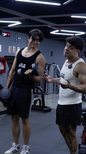 ¿Cómo dejar de tener brazo de 35 cm? 🤭 Hoy les dejo 4 ejercicios claves que deberías hacer en tu rutina para dejar de tener brazo de 35 cm 👀 La idea es siempre entrenar con sobrecarga progresiva e ir subiendo pesos y reos entre semana, además de una dieta orientada a tu objetivo 🫡 @muscletech | @gimnasiob2 🕋 #armday #armworkout #brazos #brazo #rutina #workouts #gymworkouts | Percy Zuazo Fitness