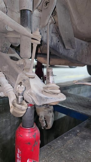 Diagnosing Front Wheel Ball Joint Noise in Toyota Hilux