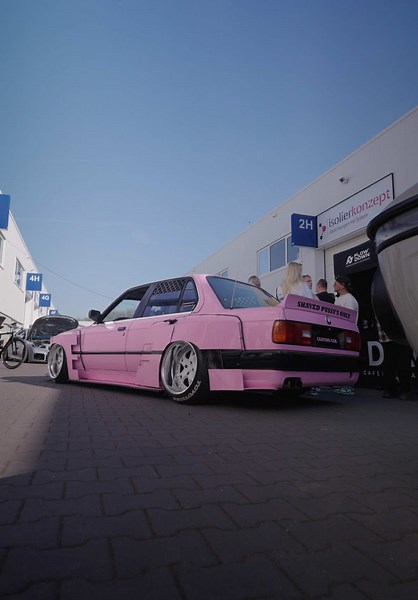 Neue Saison, neuer Look. Unser E30 erstrahlt jetzt in einer Farbe, die Köpfe verdreht und Herzen schneller schlagen lässt – exklusiv umgesetzt von WrapTech. Riesen Dank geht raus an unseren Sponsor @apa_spa für die überragende Folie – Qualität, die man sieht und fühlt! Was sagt ihr zur neuen Farbe? #WrapTech #apaspa #E30Reborn #BMWE30 #CarWrap #NextLevelStyle #BMWClassic #FreshLook #Carfreitag #Carfreitag2025 #TuningLiebe #TuningLife #CarCulture #CarMeet #LowLife #rocketbunny #TiefUndBreit #Auto