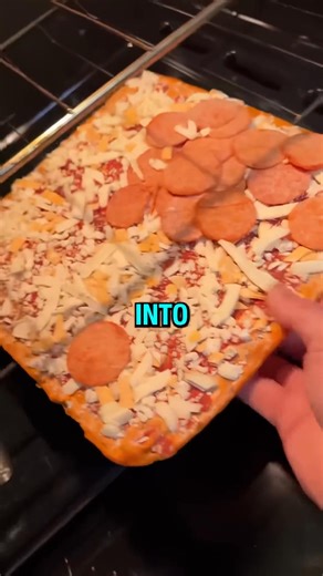 After this guy tried the new cheez itz pizza you wont believe how she describes its taste... But would you try this? #amazingshorts #food #cheezit TT: cibsandibus | Fuelforfood | Facebook
