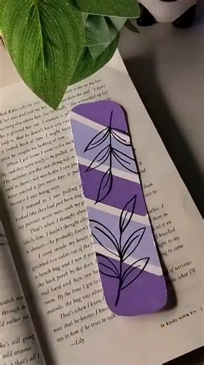 DIY Purple Leaf Bookmark 🍃💜 | Easy Aesthetic Bookmark Idea #Shorts #DIY #Art #Bookmark #Trending