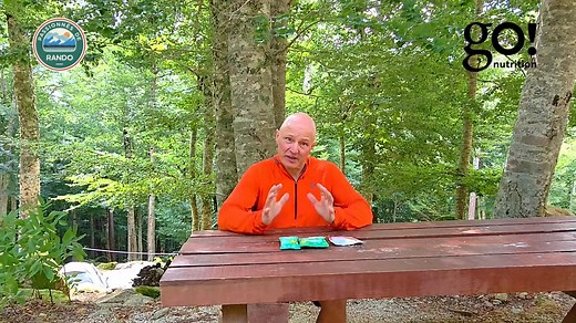 L'énergie lors d'une randonnée c'est vraiment important. Un apport constant de calorie est requis pour maintenir nos performances. Lors de l'effort, on va surtout avoir besoin d'énergie rapidement. Le glucose est notre ami 😁, mais il ne faut quand même pas négliger les protéines non plus, mais en plus faible quantité. En été on essaye de ne pas trop consommer de lipides car ils dégagent de la chaleur en se digérant. Donc le chocolat et les noix en été on essaie de garder cela léger. Cependant, 