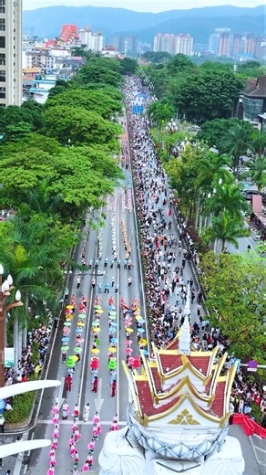 Water Splashing Festival Parade in Xishuangbanna, Yunnan! This is the real Oriental Carnival