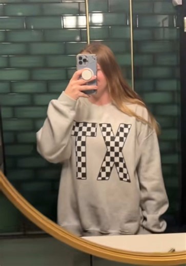 I cannot get over this crewneck it’s my go to when I’m looking for an everyday style!! #customstate #texas #collegeootd #collegelife #ootd