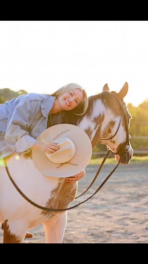 Beth Behrs…she is a horse girl, I’m a horse girl, she was born Dec 26th, I was born dec 26th, she rescued a horse, who totally rescued her right back, met too! She has a Yorkie and I do too, we’re practically twins. NOT, totally kidding, but loved finding out these fun facts about her. So I have to ask, have you had the chance to dive into the November edition of @sidelines_magazine yet? 📖 If not, what are you waiting for? I just finished reading my copy, and I’m absolutely in love with all the