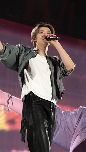 TOMORROW X TOGETHER OFFICIAL on Instagram: "喜欢MOA 🥰 🫶 #喜欢你 #TXT #崔然竣 #TXT香港演唱会 #TXT_TOUR_ACTTOMORROW"