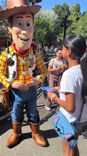 Disneyland Woody Makes Deaf Girl's Day by Using ASL