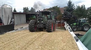 393K views · 1.8K reactions | Fendt Favorit 926 bezwingt Silo | Tractor and Equipment | Facebook