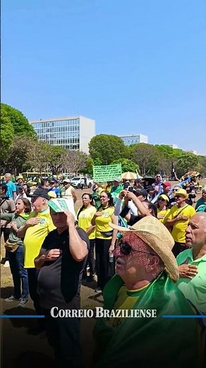 MANIFESTANTES CANTAM HINO NACIONAL EM FRENTE AO CONGRESSO