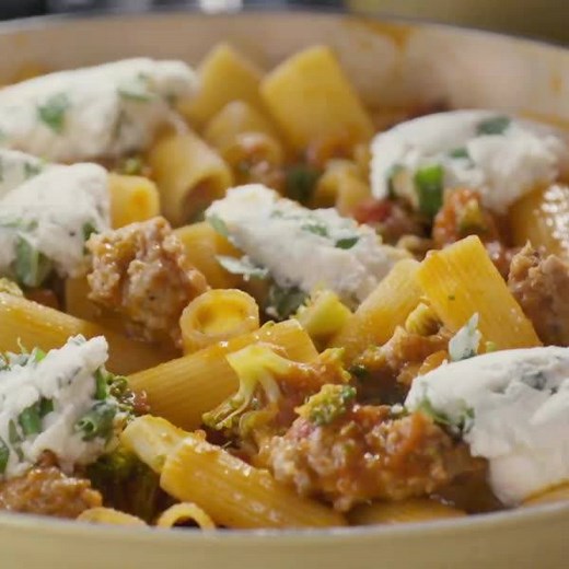 Don't know what to cook tonight? Giada De Laurentiis' Baked Rigatoni with Sausage is a great, no-fail Sunday night dinner!! 🍝 Subscribe to discovery to stream full episodes of #GiadaEntertains: https://links.discoveryplus.com/wcMaaJ8qBgb. #discoveryplus Save the recipe: https://foodtv.com/2UC6MNB! | Food Network