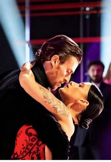 Troy & Gabriella version dals 🩷 DROITS D’AUTEURS RÉSERVÉ A TF1 & DALS @maghla @Adrien Caby #pourtoi#fyp#foryoupagе#prt#dals