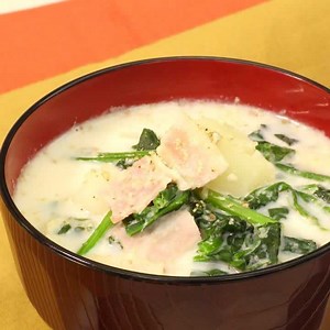 ほっこりやさしい！ じゃがいもとベーコンの豆乳ごま味噌汁のレシピ動画・作り方 | デリッシュキッチン