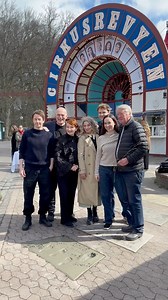 Prøverne på årets revy er i fuld gang, og Cirkusrevyens 90 års jubilæum bliver naturligvis markeret i stor stil. Holdet gav en status på, hvordan arbejdet med jubilæumsrevyen går, da de i fredags tog en pause fra prøverne for at sætte de traditionsrige fodaftryk i cement foran Cirkusrevyens portal. Glæd dig til en storslået sæson i Cirkusrevyen fra den 8. maj! Find dine billetter på www.cirkusrevyen.dk | Cirkusrevyen