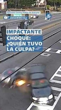 Captan brutal choque en intersección; auto queda entre humo y chispas #Shorts