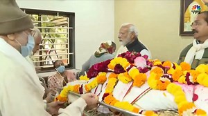 #Gandhinagar | PM Narendra Modi carries the mortal remains of his late mother Heeraben Modi #NarendraModi #PMOIndia #HeerabaModi | CNBC-TV18