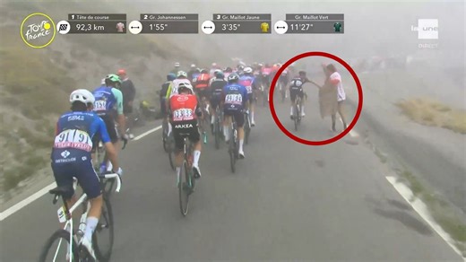 Julian Alaphilippe vole une pancarte à une supportrice pour se réchauffer dans le Tourmalet… avant de s’excuser - RTBF Actus