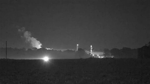 🇺🇸USA/ 💥 Explosion et fuite d'ammoniac liquide dans une usine chimique aux États-Unis — Fox News ▪️L'explosion a eu lieu à l'usine CF Industries dans la région de Yazoo City, dans l'État du Mississippi, aucune victime n'a été signalée. ▪️Le gouverneur a appelé les habitants des quartiers Renshaw Road et Generett Road à évacuer immédiatement, et a également conseillé aux habitants des zones voisines de se mettre à l'abri sur place. ▪️La Croix-Rouge américaine a ouvert un centre d'aide pour les