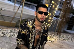 Anuel ataca a una fanática que utilizaba peluca azul durante un concierto (video)