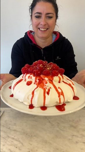 Come fare la Pavlova. Miglior ricetta. Quanto deve cuocere? Come farla bianca, senza crepe, decori.