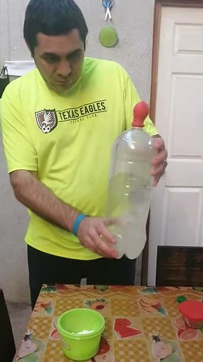 Experimento de agua tibia con azúcar y levadura, en la boquilla una vejiga. Filiberto Cifuentes 2020