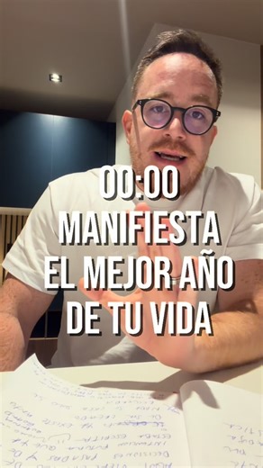 Rodrigo Macías on Instagram: "MANIFIESTA HOY EL MEJOR AÑO DE TU VIDA ENTENDIENDO COMO HACKEAR LA MATRIX… ( DEJA TU COMENTARIO PARA ENVIARTE LA MASTERCLASS O VE A MI BIOGRAFÍA A DARLE CLICK AL LINK ) FELIZ AÑO NUEVO ❤️❤️❤️ Aquí un breve ejemplo 👇🏻👇🏻👇🏻 Imagina esto… Un día decides entrar a un curso. No porque estés buscando amor, ni porque tengas una razón clara. Solo algo dentro de ti dice: “ve”. Te sientas. Escuchas. Respiras. Y entonces la ves. No pasa nada extraordinario… pero algo en tu