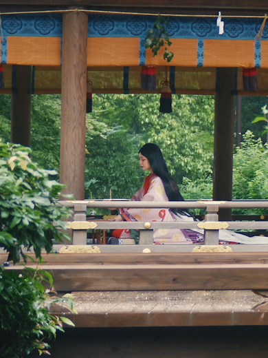 あの紫式部も参拝した、京都上賀茂神社。 良縁や縁結び、恋愛成就、災厄払い、方除、健康などにご利益があり、 境内全域が世界遺産「古都京都の文化財」の1つに登録されています。 自然も豊かで、境内の自然そのものがパワースポットとも言われています。 📍Kyoto, Kamigamo shrine 京都-上賀茂神社- 【アドレス📍】京都府京都市北区上賀茂本山３３９ 【アクセス🚃】 市バス「上賀茂神社前」下車すぐ 地下鉄「北大路」「北山」駅下車、車で約10分 【参拝時間🕐】5：30～17：00（二ノ鳥居内） #上賀茂神社 #京都神社 #神社 #縁結び #恋愛 #片思い #パワースポット #Kamigamo-jinja #shrine #kyoto