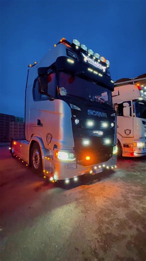 Amazing SCANIA S V8 TEAM PEGASUS 3° Raduno Truck al Marcà di Rosolina (RO) Motori accesi e camion protagonisti 🔥🚛 Camion veri, passione diesel e truck life, in una splendida atmosfera natalizia. Mezzi personalizzati, motori potenti e appassionati hanno reso questo truck show un evento speciale. Un grande grazie al Team Bagatella per l’organizzazione e per aver creato un appuntamento che unisce camionisti, famiglie e veri amanti dei motori. In esposizione camion di tutte le principali marche: S