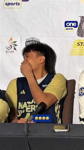 LARO PA RIN HANGGANG PRESS CON 🤣 Jade Disquitado is effortlessly funny during the NU Bulldogs’ post-game press conference following their Game 1 win over FEU in the #UAAPSeason88 Men’s Volleyball Finals. | via Xander Cipriano/One Sports #OSTimeout #LegendsStartHere #StrengthInMotionHopeInAction