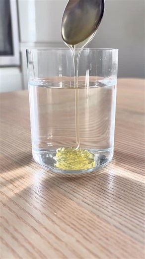 Catherine on Instagram: "La technique pour reconnaître si votre miel est bien du vrai miel ou un miel falsifié 🍯 Malheureusement, aujourd’hui on retrouve de plus en plus de magasins qui proposent de faux miel ou des miel coupées avec du sucre. Pour savoir si le miel que vous avez acheté est bien du vrai miel, je vous propose deux techniques simples à réaliser et qui vous permettront de ne plus vous faire avoir 😌 Pour éviter tous risques d’acheter du miel qui n’en est pas, privilégiez les magas