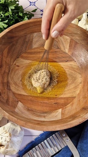 Ζεστή σαλάτα με μπρόκολο, κουνουπίδι και καρότα, απλή, comfort και γεμάτη γεύση, ότι χρειάζεσαι σε ένα cozy bowl.Τη συνταγή θα την βρεις στο www.nicolscooking.gr ή στα σχόλια με link #warmveggies #nicolscooking #healthyfood #σπιτικόφαγητό | Nicolscooking