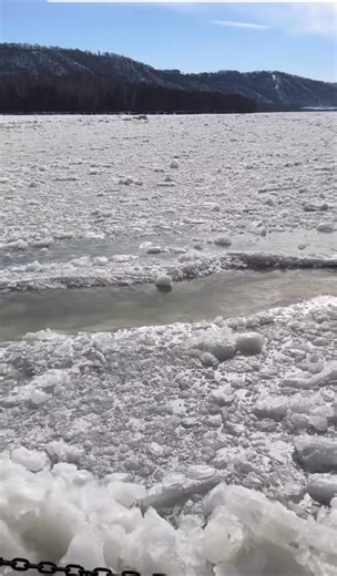 ICE BREAKER 🧊amazing video of a tow boat on the Ohio River pushing ice out of its way. Truly fascinating to see how much ice can develop with several weeks of cold temps. Video taken by Riley Woodall | Matt Willoughby