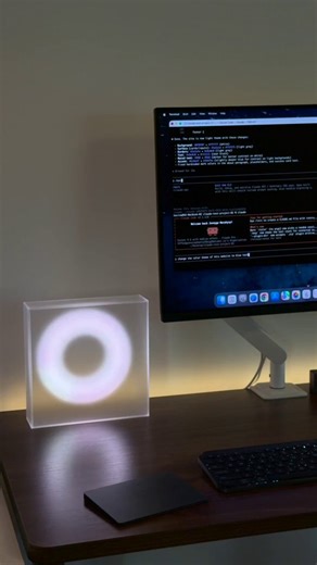 ESTE TÍO HA CONVERTIDO UNA LÁMPARA DE ESCRITORIO EN UN INDICADOR DE ESTADO DE CLAUDE CODE EN TIEMPO REALla lámpara cambia de color según lo que claude code esté haciendo en tiempo realcuando claude está pensando es de un color. cuando está escribiendo código cambia. cuando termina vuelve a cambiar. cuando da error lo sabes al instante sin ni siquiera mirar la pantallala lámpara es una moonside halo y ya estoy intentando comprarme unaigual hasta me compro varias para las múltiples sesiones de cla