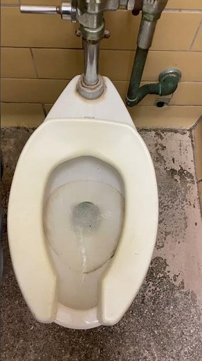 1762: 1970’s AS & 2000’s kohler fixtures at a mall