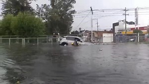 #Local | 🚨 Rescate en Guadalajara por fuerte inundación 🌊 Bomberos de Guadalajara salvaron a un hombre que quedó atrapado dentro de su vehículo luego de que el agua subiera a más de 1.5 metros sobre la Av. Colón, entre Cruz del Sur y Av. Patria. La corriente arrastró varios objetos y complicó las labores de rescate, pero finalmente el conductor fue puesto a salvo. 🙌 Fuente: CV | Las Noticias en GDL