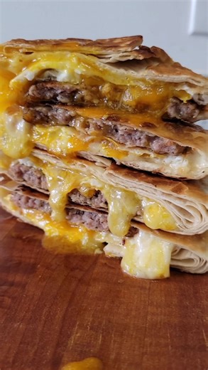Cut Da Carb Flatbread on Instagram: "🍳GIVEAWAY + Sausage Egg McMuffin Dupe 🔥 🎁 $100 Walmart GC for one of you guys! Sunday brunch just got a high-protein upgrade!💪 This Sausage Egg McMuffin dupe for a delicious Sunday Brunch packs a whopping: 43g protein with only 11g net carbs, Thanks to the amazing @CutDaCarb flatbreads!😍 What’s your favorite breakfast sandwich filling? 🥓 Sausage & egg 🥑 Bacon & avocado 🥬 Veggie & egg white Like &
