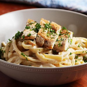 187K views · 570 reactions | Love creamy pasta but need a dairy-free option? Try this delicious Dairy-Free Chicken Fettuccine Alfredo recipe that uses coconut milk, garlic, lemon juice, and shallots to create a rich, flavor-packed sauce. Recipe: https://tasty.co/recipe/dairy-free-chicken-fettuccine-alfredo | Goodful | Facebook