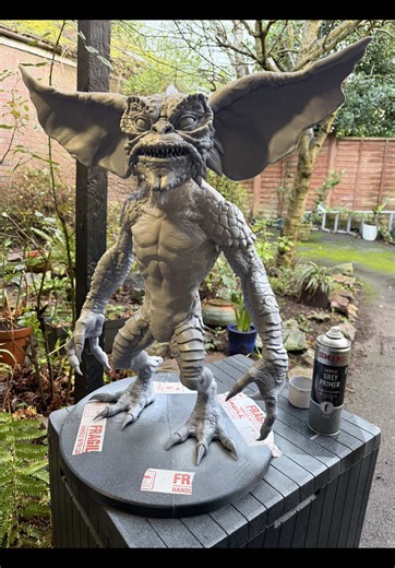 👹 A life-size Gremlin, straight out of the ’80s A life-size Gremlin sculpture, inspired by Gremlins, currently in the production process 🎨🛠️ Every detail is hand-sculpted: skin texture, claws, teeth, and those iconic oversized ears 😈 Stay tuned to watch this Gremlin come to life! 👀🔥 #Gremlins #LifeSize #Sculpture #gremlinsmovie #actionfigures