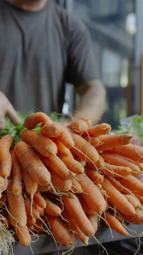 Así se vive el Mercado de verano en MUT Ven a disfrutar de los mejores productos de la estación: frutas y verduras frescas, charcutería, quesos, flores, miel, pan de masa madre y mucho más. Todos los sábados del verano, hasta el 21 de marzo. 🕙 10:00 a 15:00 hrs 📍 Piso 1, entrada por Apoquindo, frente a Barra Fundición #MUT #MercadoUrbanoTobalaba #MercadoDeVerano | Mercado Urbano Tobalaba