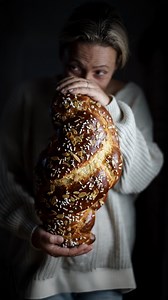 TRECCIA BRIOCHE A 5 CAPI 500 gr di farina(w300/330) 15 gr di lievito di birra fresco 200 gr di latte 110 gr di uova intere 150 gr di zucchero 25 gr di miele 110 gr di burro 20 gr di pasta d’arancia 10 gr di sale Tuorlo e latte per spennellare mandorle a lamelle e zuccherini Fare attenzione ad impastare procedere con calma Mettere la farina le uova una parte di zucchero il latte e il lievito. Impastare fino a che non si sarà formata una maglia ben elastica, aggiungere la pasta d’arancia e il miel