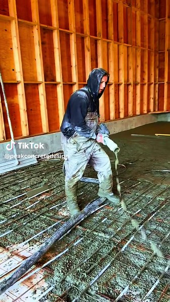Building with concrete is our passion, and in every project, we put our soul. 👷🏻‍♂️🦺🚧 #concrete #pouring #construction #concretepumping #peakconcretedesign #vancouver #britishcolumbia #qualityconcrete #floorleveling #spacetransformation#ArtAndStrength #TeamConstruction #SpongeFinishConcrete #ConcreteDesign#HardWork