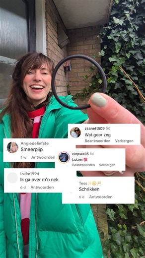 Saskia Sampimon-Versneij on Instagram: "Wat een (f)ophef over die haarelastiekjes. Ik zou er bijna niet meer over durven te beginnen 🤭, maar naar aanleiding van alle reacties wil ik er toch nog even drie dingen over kwijt! Dus voor iedereen met kort haar óf die het dragen van gevonden elastiekjes geen prettig idee vindt: raap ze toch op! De vogels zijn je dankbaar! 💡De originele tip is voor mensen met lang haar: raap ze op, was ze in een sok op 60 graden en draag ze weer. Ik doe dat al zes jaa
