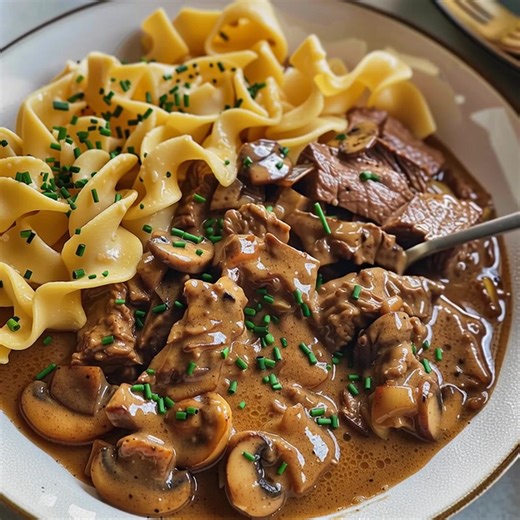 Bœuf Stroganov fondant avec une sauce crémeuse rapide 😍😍 Ingrédients 675 g de surlonge de bœuf, coupée en lanières 30 ml d'huile 30 ml de beurre .... 𝐋𝐚 𝐫𝐞𝐜𝐞𝐭𝐭𝐞 𝐜𝐨𝐦𝐩𝐥è𝐭𝐞 👇👇👇 | Cuisine avec Lisa