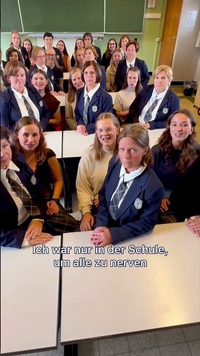 Mama hat gesagt, ich soll auf eigenen Beinen stehen.Jetzt sitzt sie auf meinem Schoß. 🤩🤪